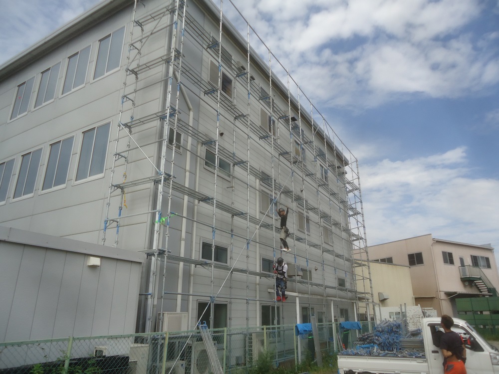 京田辺市の工場、外壁改修、塗装工事の足場設置工事
